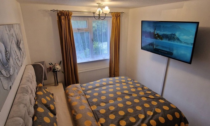 Leicester Casa | Detached 3 Bedroom House in Leicester with Private Parking & Garden