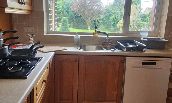 Cassiobury Casa | Detached 3 bedroom House ideal for families, parking, Near Harry Potter Studios