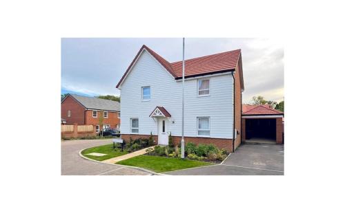 Broad Oak Apartamento | Detached 4BR House - Private Garden, Garage & Parking - Perfect for Long Stays, Families, Contractors