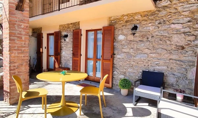 Massino Visconti Apartamento | Detached apartment in the heart of Massino Visconti, between mountain and lake
