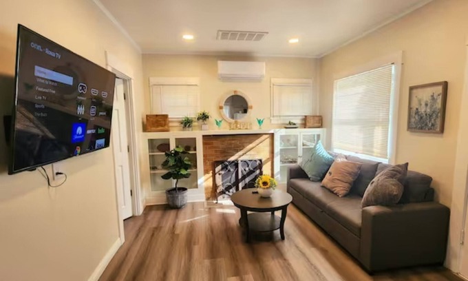 North Central Apartamento | Detached charming house 2 bedroom 1 bath Prime location King Bed!