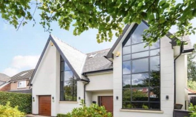 Trafford Casa | Detached Contemporary 5 Bedroom en-suite bedroom house