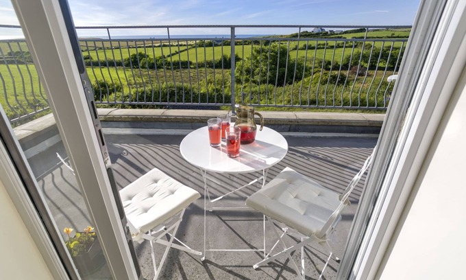 Llanfaethlu Cabaña | Detached Cottage with Stunning Sea Views
