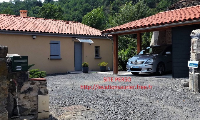 Saurier Casa | Casa de campo independiente, en medio de las montañas, en Auvernia