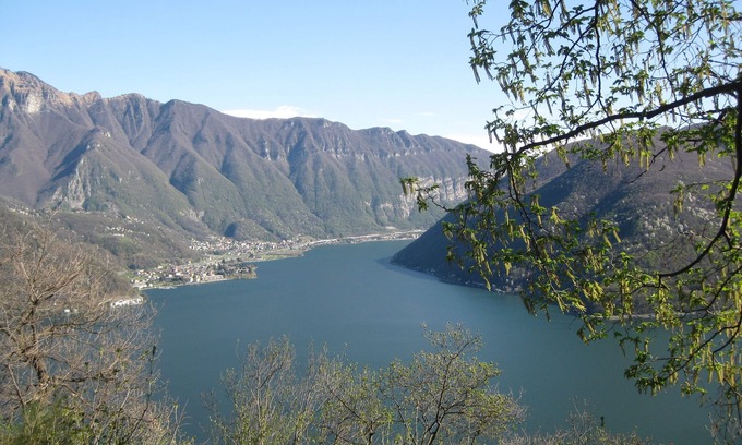 Carona Casa | Casa de vacaciones independiente con un gran jardín para correr y una vista maravillosa