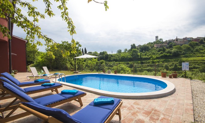 Oprtalj Villa | Casa independiente en una zona tranquila y soleada con piscina.
