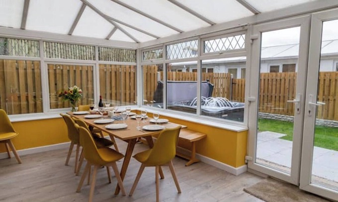 Shipley Casa | Detached house luxury 6 beds, Fast WiFi, pets allowed and Hot-tub.