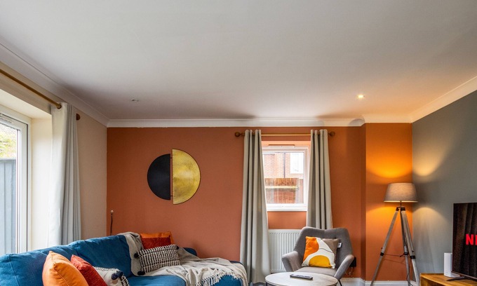 Portswood Casa | Detached House with Driveway Parking