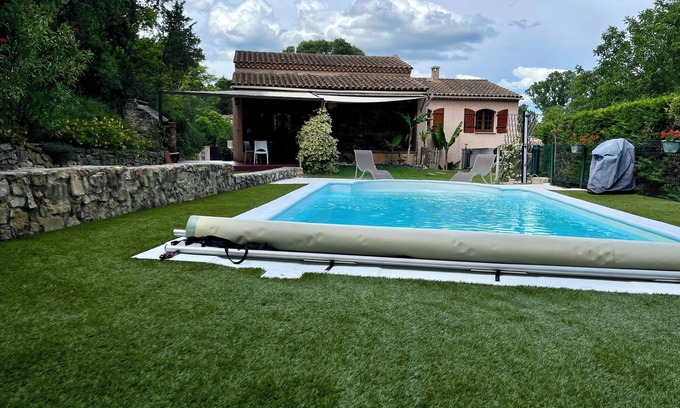 Sabran Casa | Casa unifamiliar con piscina tranquila en una pequeña aldea