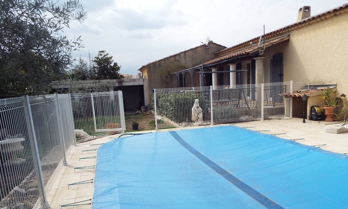 Mallemort Villa | Casa independiente con piscina para 8 personas en urbanización