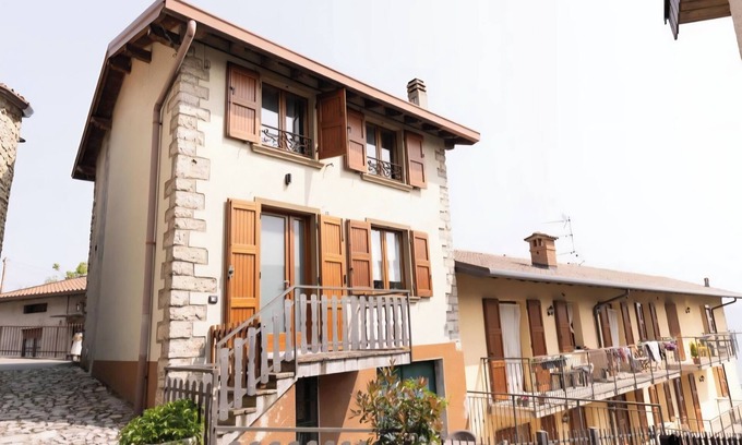 Roncola Casa | Detached house within walking distance of downtown, newly renovated, with fireplace