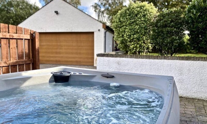 Backbarrow Cabaña | Detached lakeland cottage with private hot tub