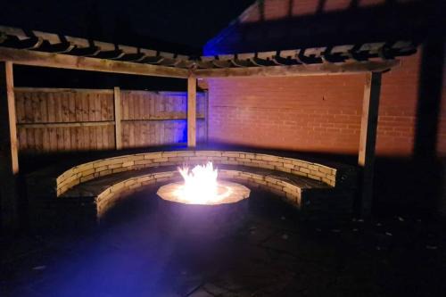 Hockering Casa | Detached luxury 5 bed house, lanscaped garden, fire pit, parking, can sleep families or workers