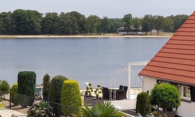 Heel Casa | Detached vacation home by the lake near Roermond - Netherlands