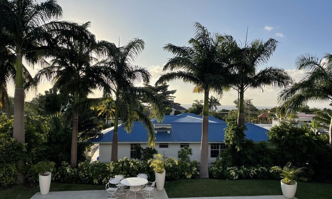 Halcyon Heights Villa | Chalet independiente en la costa oeste con piscina cerca de la playa, restaurantes y tiendas