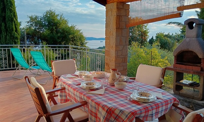 Koper Villa | Relájate en la colina con vistas al mar.