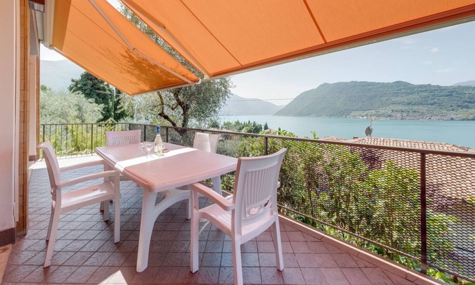 Sale Marasino Villa | Espaciosa Villa en Sale Marasino con vistas al lago