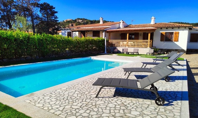La Conia Villa | Villa independiente con gran jardín y piscina a 50 metros del mar.