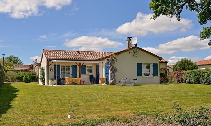 Vasles Villa | Chalet con un gran jardín, cerca de un campo de golf