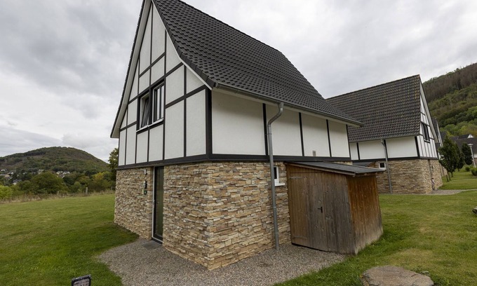 Heimbach Villa | Villa independiente con sauna, vista a un embalse