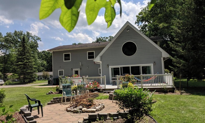 Romulus Casa | Detroit Airport Home - Spacious 5-Bedrooms, Game Room, Fire pit!