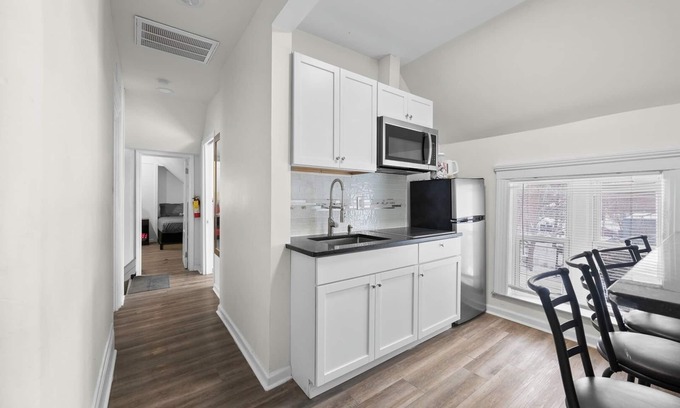 Mexicantown - Southwest Detroit Cabaña | Detroit Getaway: 2-bedroom Apartment for 7 & Wifi