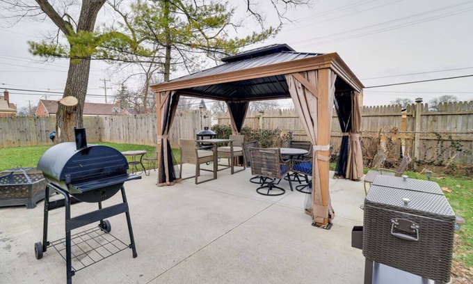 Detroit Casa | Detroit Retreat Fire Pits + Gazebo & Charcoal Grill
