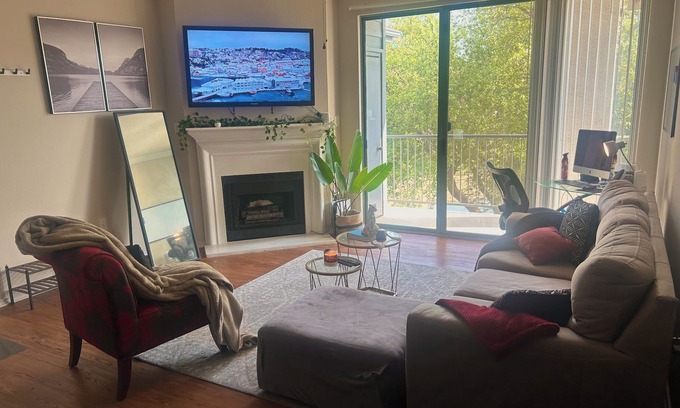 Las Colinas Apartamento | DFW Cozy Corporate Hideout GATED 1 Bed Retreat