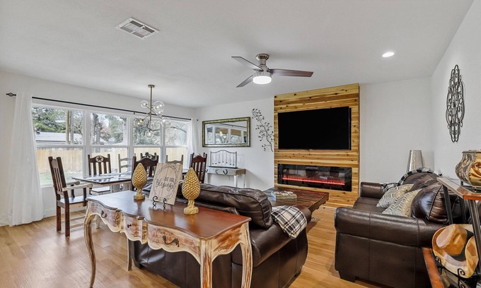 Azle Casa | DFW Modern Farmhouse Getaway Retreat Near Stockyards, Weddings and Lake
