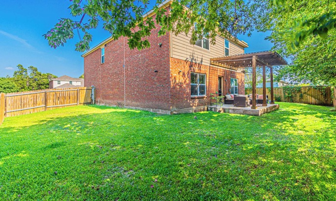 Dallas Casa | DFW Perfect Home with Garage Parking, Gated Yard,Business Amenities,Arcade game!