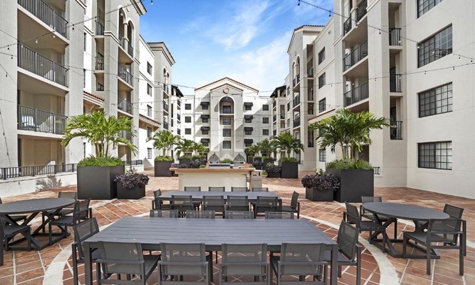Coral Gables Section Apartamento | Dharma Home Suites Coral Gables at Gables Grand Plaza