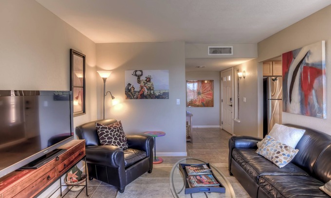 Tucson Condominio | Diamante en el desierto. Condominio bien abastecido, acogedor y artístico