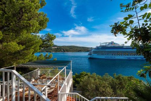 Lozica Casa | Diamond Sea - Vacation House with Private Parking and a Big Terrace over the Sea