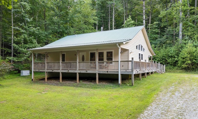 Murphy Cabina | Diane's Dream - private on small creek