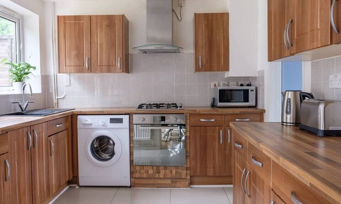 Crawley Casa | Dickens House Close 15min from Gatwick