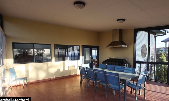Bermagui Casa | Dickinson Avenue 7- Beachfront Family Home!