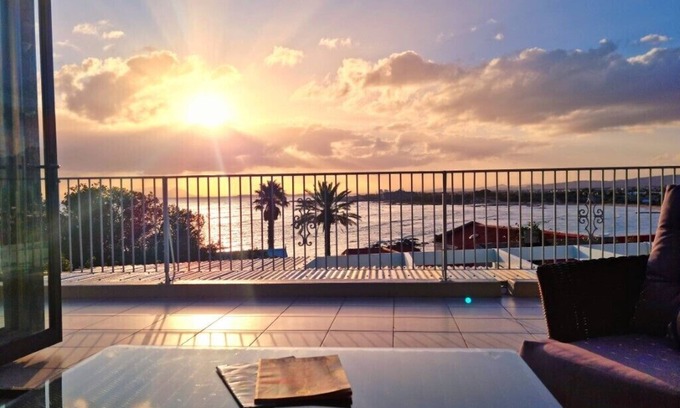 Gordons Bay Central Casa | 'Die Braaihuis', 3 Bedroom Vacation home with indoor braai overlooking the beach