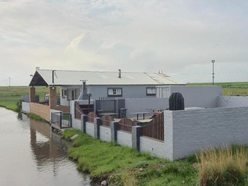 Govan Mbeki Apartamento | Die Damhuis by Heybert
