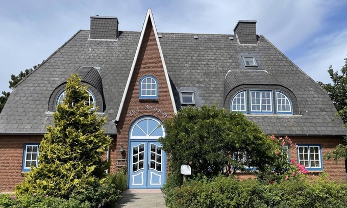 Nebel Apartamento | Die Wohnung Verfügt Über 1 Wohnraum mit Wlan, Sat-tv, Offenem Kamin und Offener Küche, 1 Schlafzimmer, 1 Badezimmer mit Dusche und WC; Garten zur Gemeinschaftsnutzung mit Terrassenmöbeln und Strandkörben