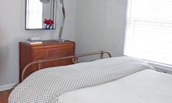Evansville Apartamento | Digs 1: Charming Open Concept 2BDRM, 1st Floor + Parking