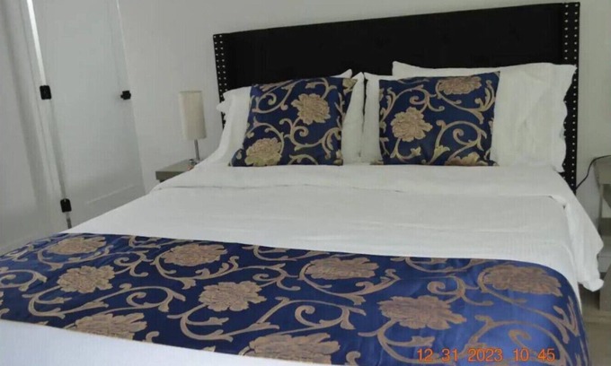 Dimond Casa | Dimond Abode; Modern Family Vacation Rental in Oakland | Steps from Markets & Cafés