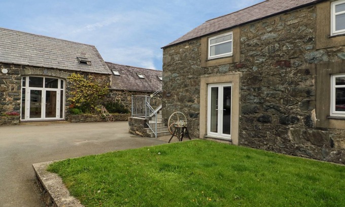 Rhyd-y-clafdy Cabaña | DINAS, pet friendly, with pool in Pwllheli
