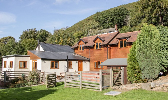 Pontesbury Cabaña | DINGLE COTTAGE, pet friendly, with hot tub in Stiperstones