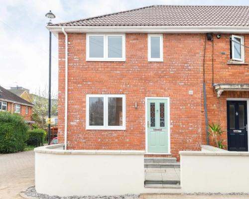 Bristol Casa | Dings House With FREE Parking In Super Central South West City Location By StayStaycations