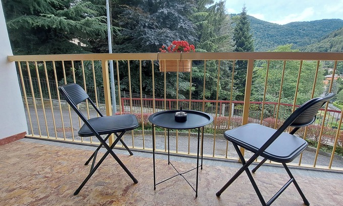Magreglio Apartamento | Dinky's apartment with forest view balcony