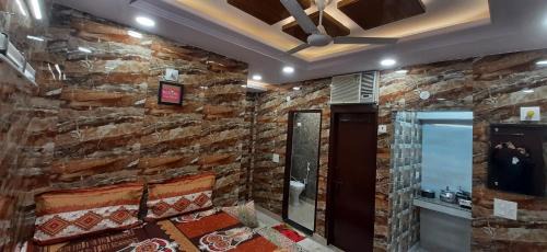 Lajpat Nagar Hotel | Diplomat luxury home stay in private apartment with kitchen, washroom, wifi , Android tv, fridge in cream location of posh south delhi foreiner area of lajpat nagar, safst locality of Delhi for single females