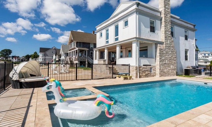 Niantic Casa | Direct Beach Water Front with Heated Pool