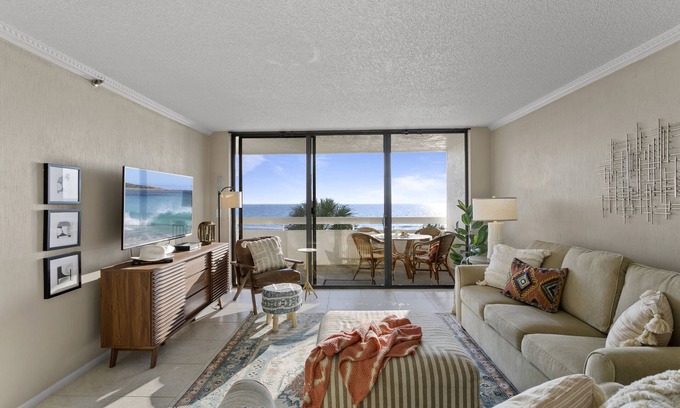 Redington Shores Condominio | Direct Beachfront Luxury Condo with Gulf side heated pool, VIEWS!