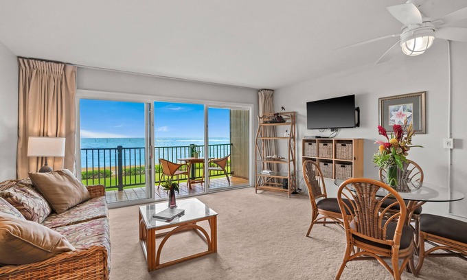 Kapaa Condominio | Direct Beachfront/Oceanfront Condo - 3 minute walk into Kapa'a