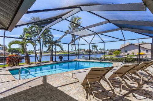 Caloosahatchee Casa | DIRECT GULF ACCESS, INTERSECTING CANAL, POOL HOME minutes from the RIVER! - Villa Southern Charm